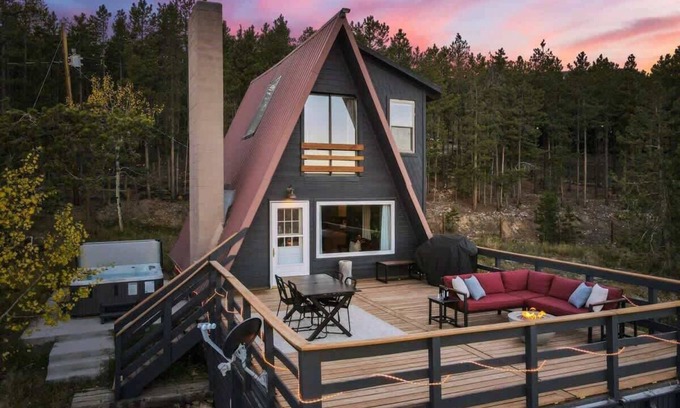 Evergreen Ski Chalet | Cedar Mountain Lodge | Hot Tub, Views & Wildlife