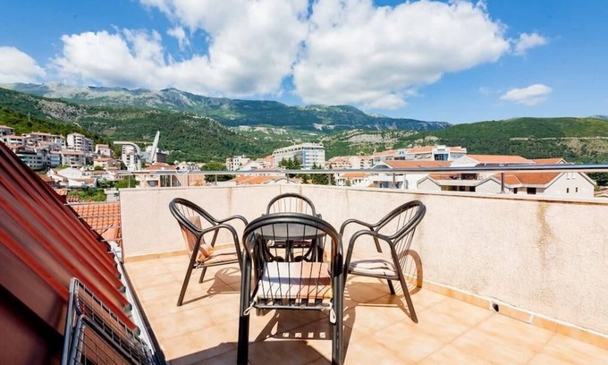 Golubovina Apartment | CENTER APARTMENT SARA, VIEW, 10 MINUTES FROM BEACH