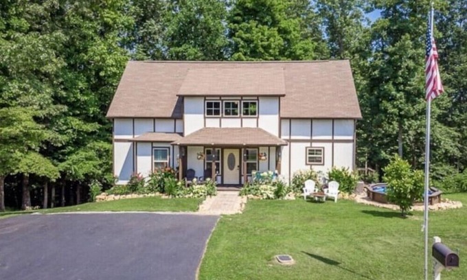 Gateway House | Center Hill Lake - 4 Bedroom, 2 Bath, Pool, Bonus Rm & Deck - 1 Hr to Nashville