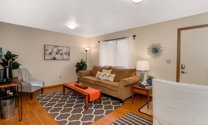 Akron Apartment | Central 2 Bd Great for Traveling Professionals!