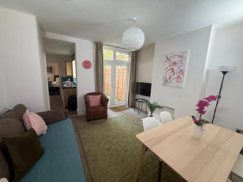 Horfield Apartment | Central 2 bed flat with off street-parking