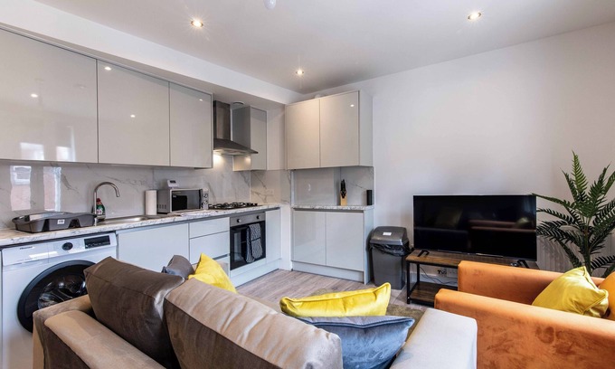 Basingstoke Apartment | Central 2BR Apt Basingstoke Near Shops & Transport