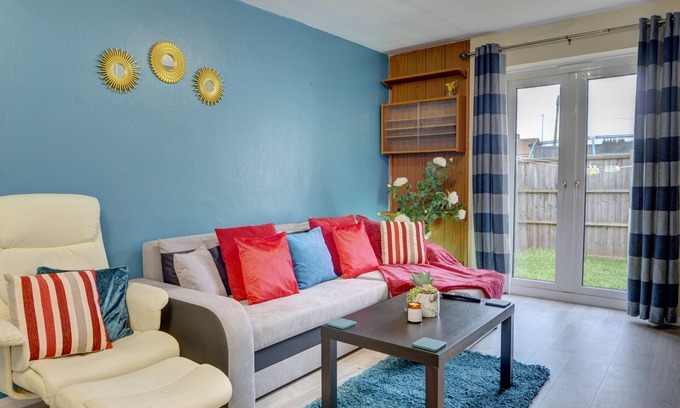 Northampton House | Central 3-bed House, sleeps 8 by MBiZ