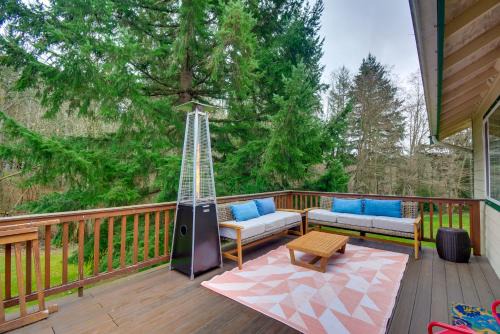 Rollingbay House | Central 4-Acre Cottage with Deck Walk to Bay!