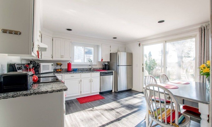 West Chatham House | Central AC Close to Beach Dog Friendly!