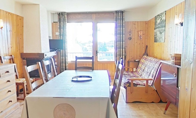 Le Chinaillon Apartment | Central apartment, near slopes, sleeps 5, parking, garage