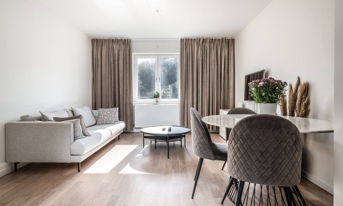 Appelviken Apartment | Central apartment 5min Drive to city airport
