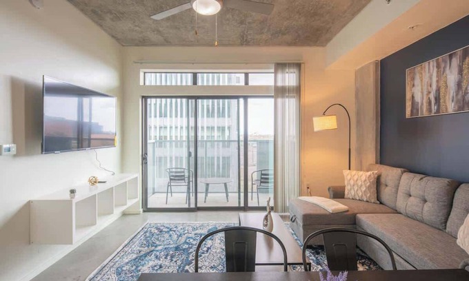 Evans Churchill Apartment | Central Downtown PHX | Pool, Gym, Parking, Balcony