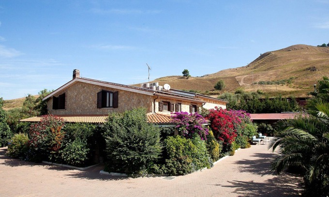 Alia House | Central holiday home with pool