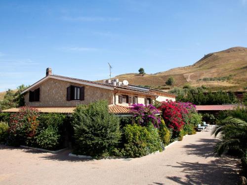 Alia House | Central holiday home with pool