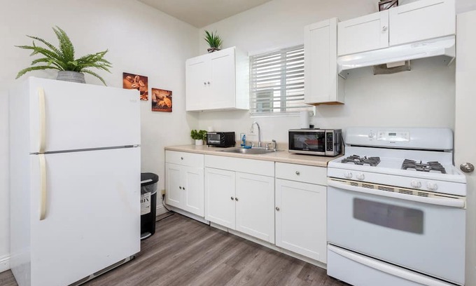 Beverly Grove House | Central LA Charm: 2BR Stylish Apt!