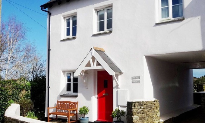 Dittisham House | Central River View Cottage, Perfect for Families