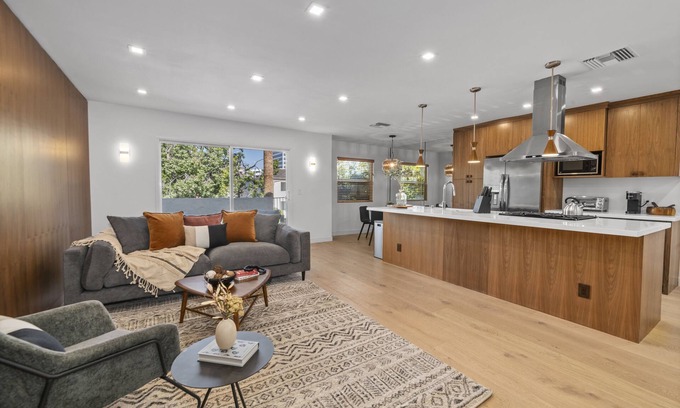 Wilshire Montana Apartment | Central Santa Monica Modern Oasis Apartment w/high end finishes