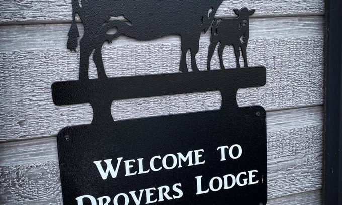 Lanark Cabin | Central Scotland Cosy Farm Stay at Drovers Lodge, Perfect for families and pets!