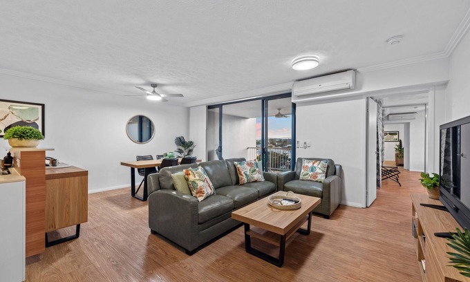 Woolloongabba Apartment | Central & Spacious! 2Bed/2Bath/1Car ~ Gabba