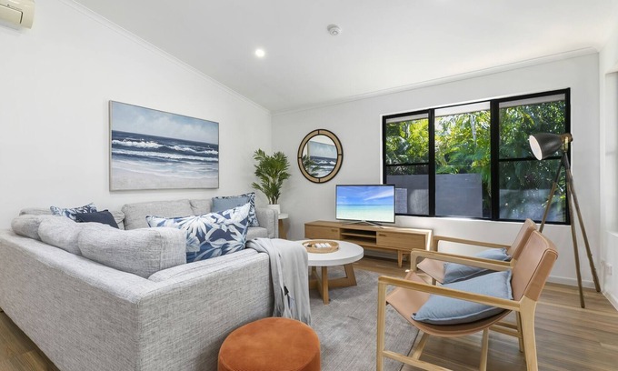 Noosaville House | Central Tropical Oasis with Pool