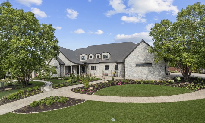 Neenah House | Centrally located Fox Valley estate in sought-after Neenah