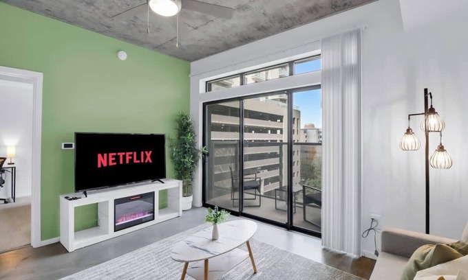 Evans Churchill Apartment | Centric 1BR In HEART of DTPHX Free Garage Parking