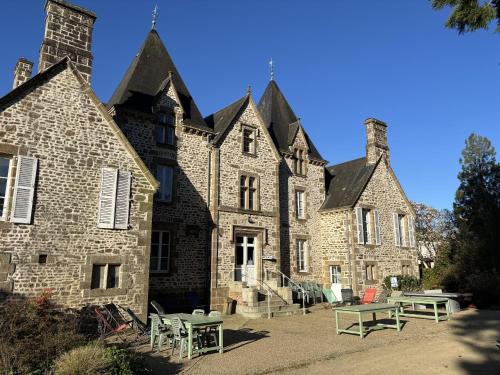 St Denis de Gastines Bed & Breakfast | Château du Bourg
