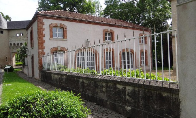 Vic-sur-Seille House | Château Mesny Gite Au Fil des Pages