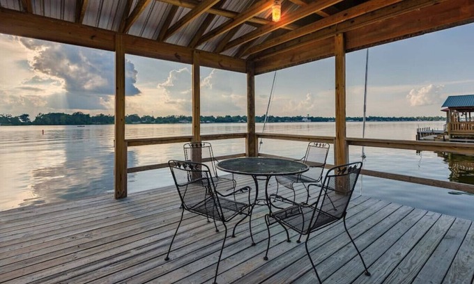 Lakeland House | Château Ouvert | Soak Up the Sun on FR