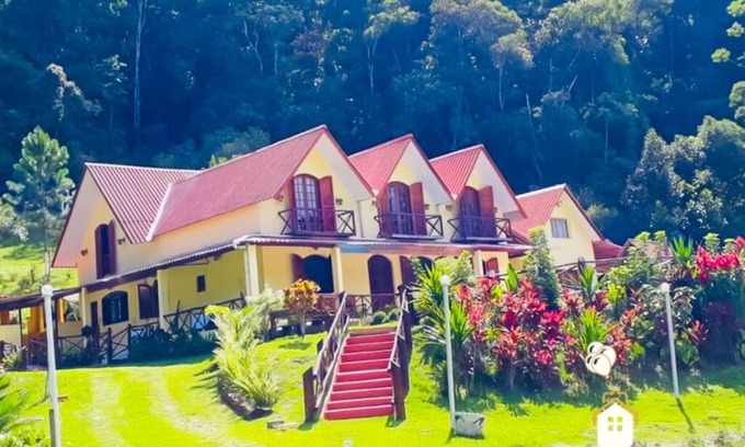 Santa Rita do Ribeira House | Chalé Entre as Montanhas em Miracatu Piscina, Fogão à Lenha e Wi-fi