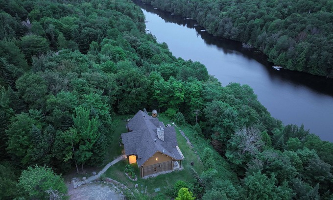 Fiddler Lake Resort Ski Chalet | Chalet Authentik 17: Indoor & Outdoor pools, private Hot tub, Lake and Resort