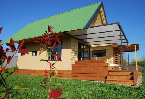 Savignac-Mona Bed & Breakfast | Chalet de charme climatisé, son Jacuzzi - SPA privatif et la piscine de la Maison Bleue du Gers