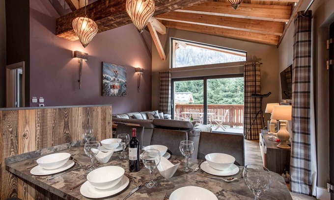Chamonix-Mont-Blanc Apartment | Chalet des Amis appt 2 - an apartment that sleeps 6 guests in 3 bedrooms