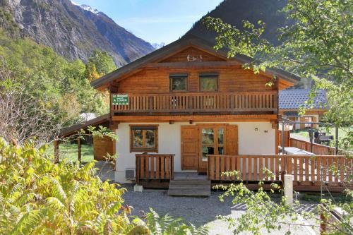 Venosc Ski Chalet | Chalet Enchanteur à Venosc avec Vue Panoramique et Jacuzzi
