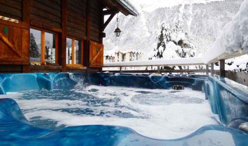 Argentiere Ski Chalet | Chalet Falcon With Hot Tub - in a great location!
