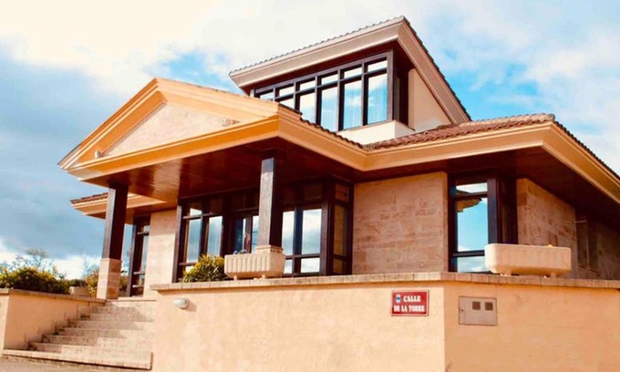 Gimileo Villa | Chalet Individual con bodega, en el corazón de La Rioja