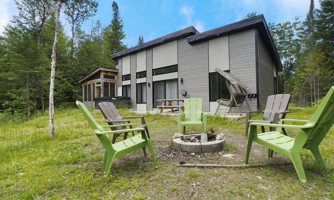 Chertsey Ski Chalet | Chalet L'Hérisson (Lakefront, Spa, BBQ, forest)