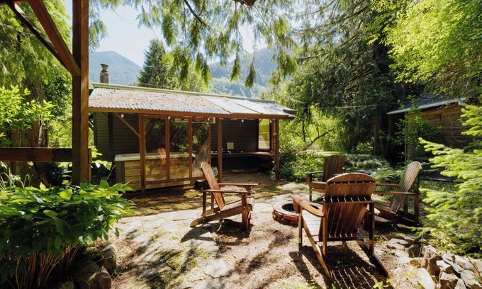 King County Cabin | Chalet Rivière 2-bedroom cabin with AC and WiFi in Gold Bar