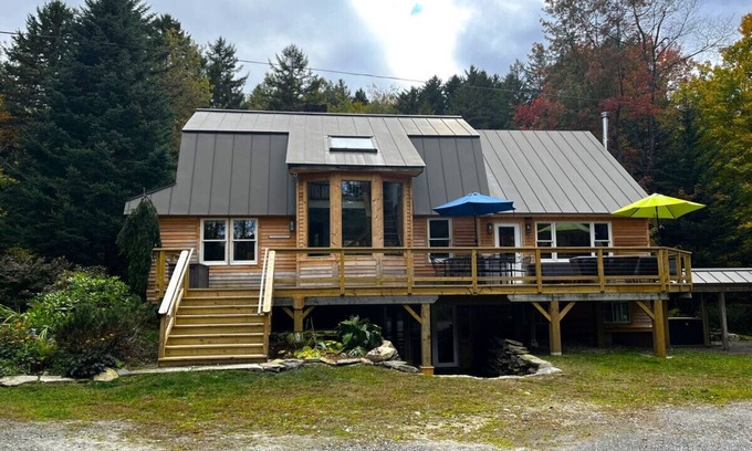 Whitingham Ski Chalet | Chalet- Stream, A/C, Hot Tub, min to Lake and Ski