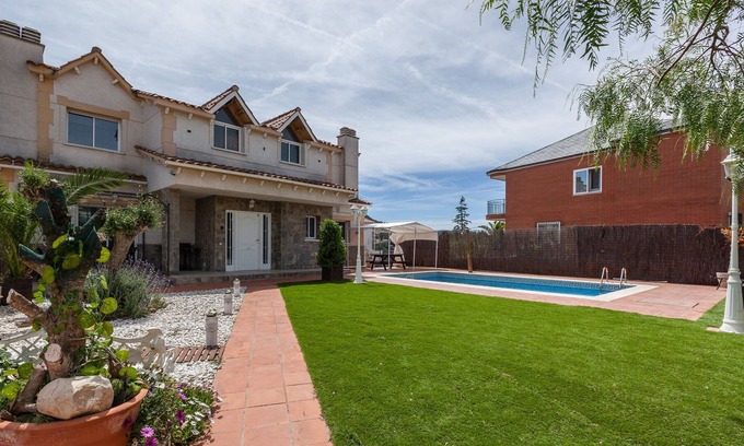 Santa Maria de l'Avall Ski Chalet | Chalet 'Villa Vacaciones' with Private Pool, Wi-Fi and Air Conditioning