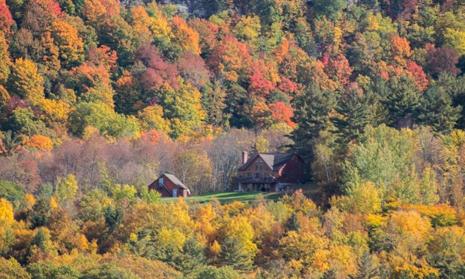 Wells House | Chalet w/Lake & MT views, Hot Tub, Pet friendly, <10mins to Lake & Golf