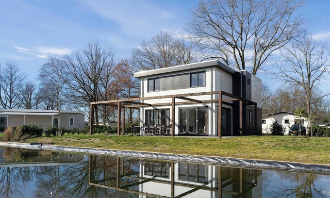 Susteren House | Chalet with 5 bedrooms, 3 bathrooms and a garden