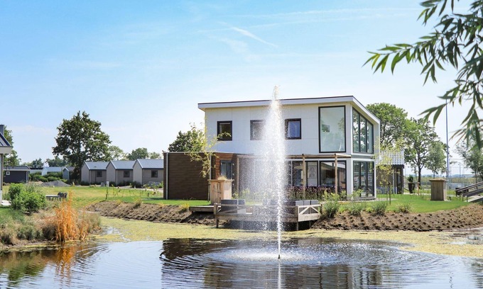 Oost-Graftdijk House | Chalet with four bedrooms, two bathrooms and a jetty