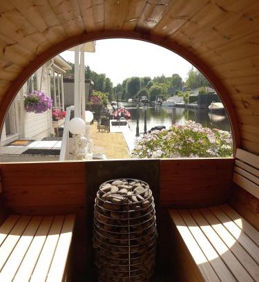 Loosdrecht Ski Chalet | Chalet with waterfront sauna and boat