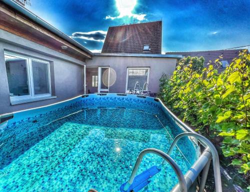 Zajeci House | Chaloupka víno sklep U Palečků