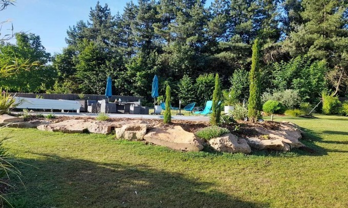 Angrie Bed & Breakfast | CHAMBRE DANS UN ECRIN DE VERDURE