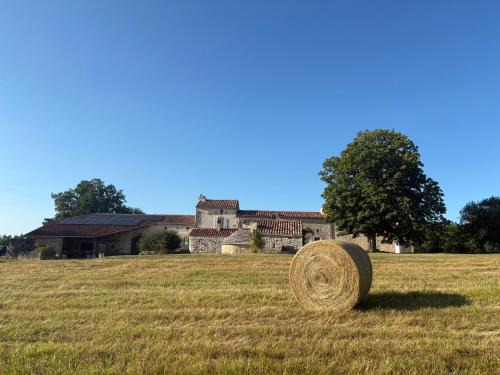Blanquefort-sur-Briolance Apartment | Chambre en pierre