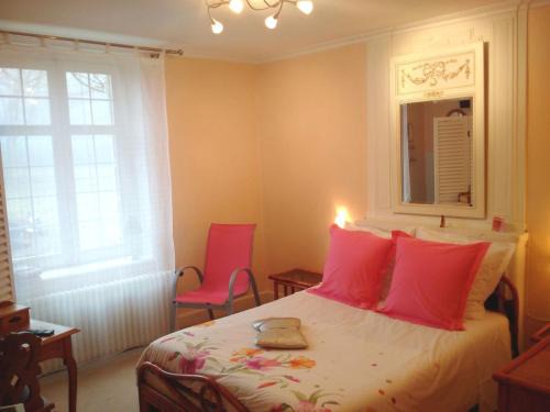 Aydoilles Bed & Breakfast | Chambre lumineuse avec espaces communs et court de tennis à Aydoilles - FR-1-589-713