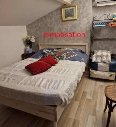 Gontaud House | CHAMBRE MANSARDEE VELUX 1 à 4p A62 sortie 6 ou 6 1
