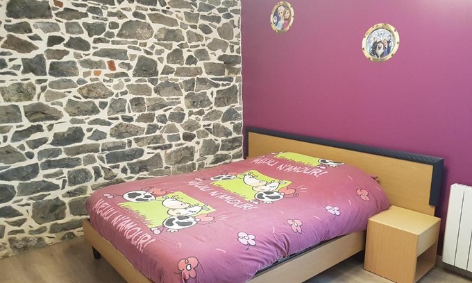 Bachant House | Chambre Rose à la Campagne