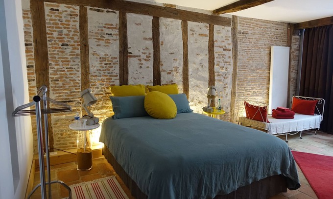 Lavaur Bed & Breakfast | Chambre rouge-Double room-Deluxe-Private Bathroom-Courtyard view
