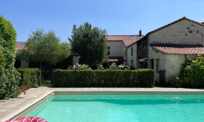 Coulonges-sur-l'Autize House | Chambres de charme avec jardin et piscine