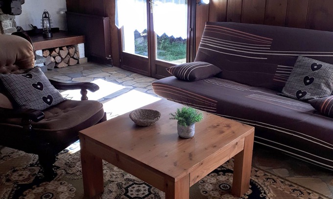 Chamonix City Centre Apartment | CHAMONIX Large warm apartment, tastefully decorated, R. D.C. a cottage.