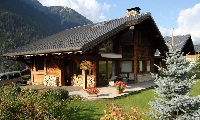 Chamonix-Mont-Blanc Ski Chalet | Chamonix Mont Blanc, new Savoyard chalet, large south-facing terrace, garden, 5 rooms.